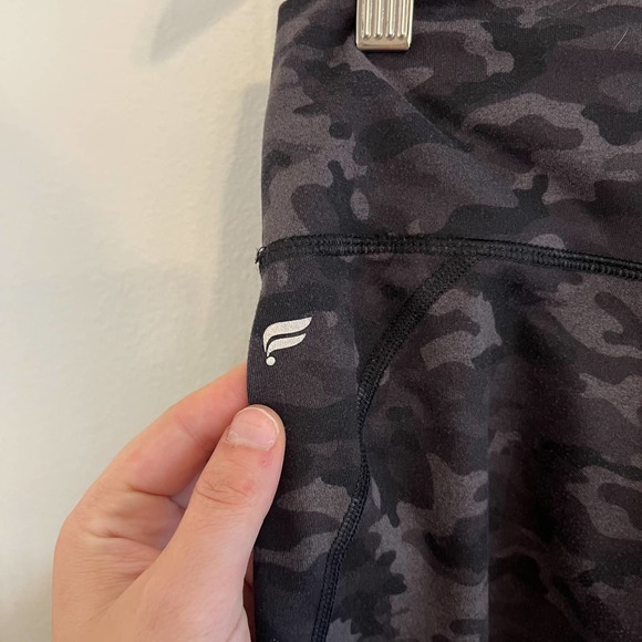 Fabletics Neutral Camouflage Athletic Athleisure Gym Leggings Size Small - Picture 5 of 5